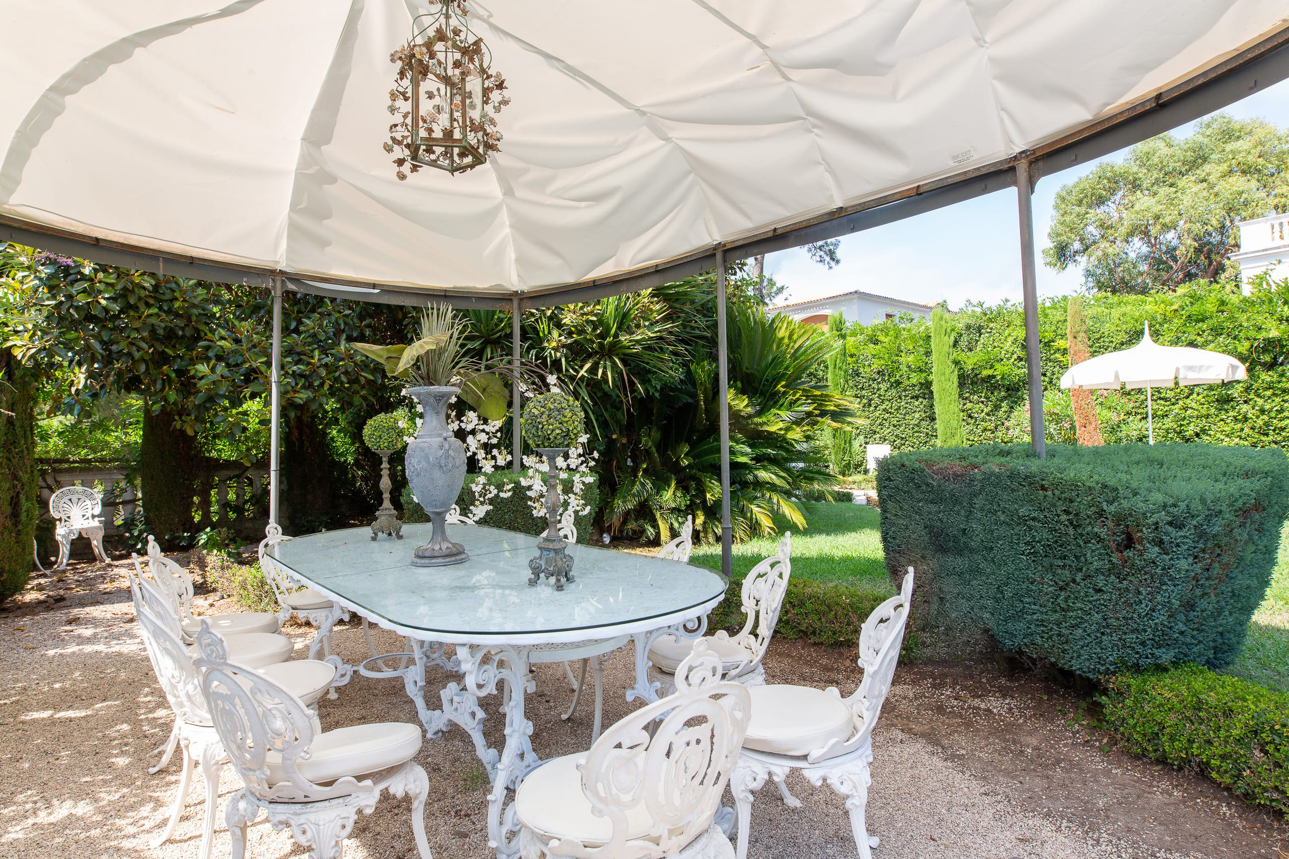 Outdoor dining in the garden