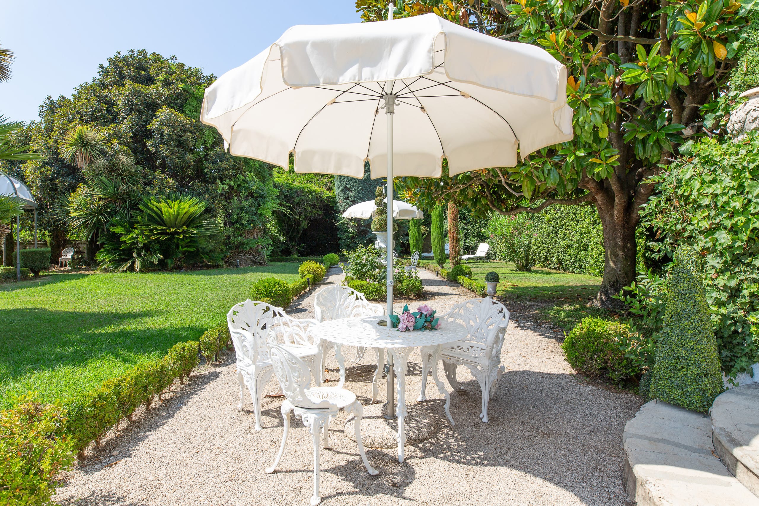 Outdoor dining in the garden