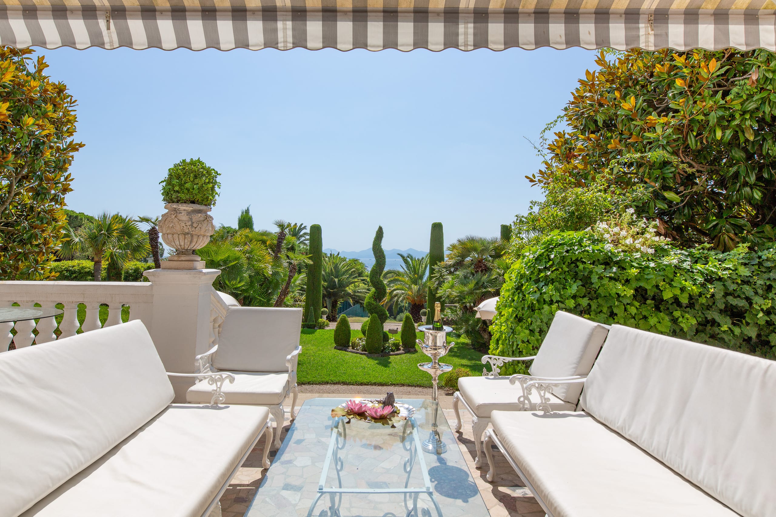 Sea-facing terrace at Château Algarve