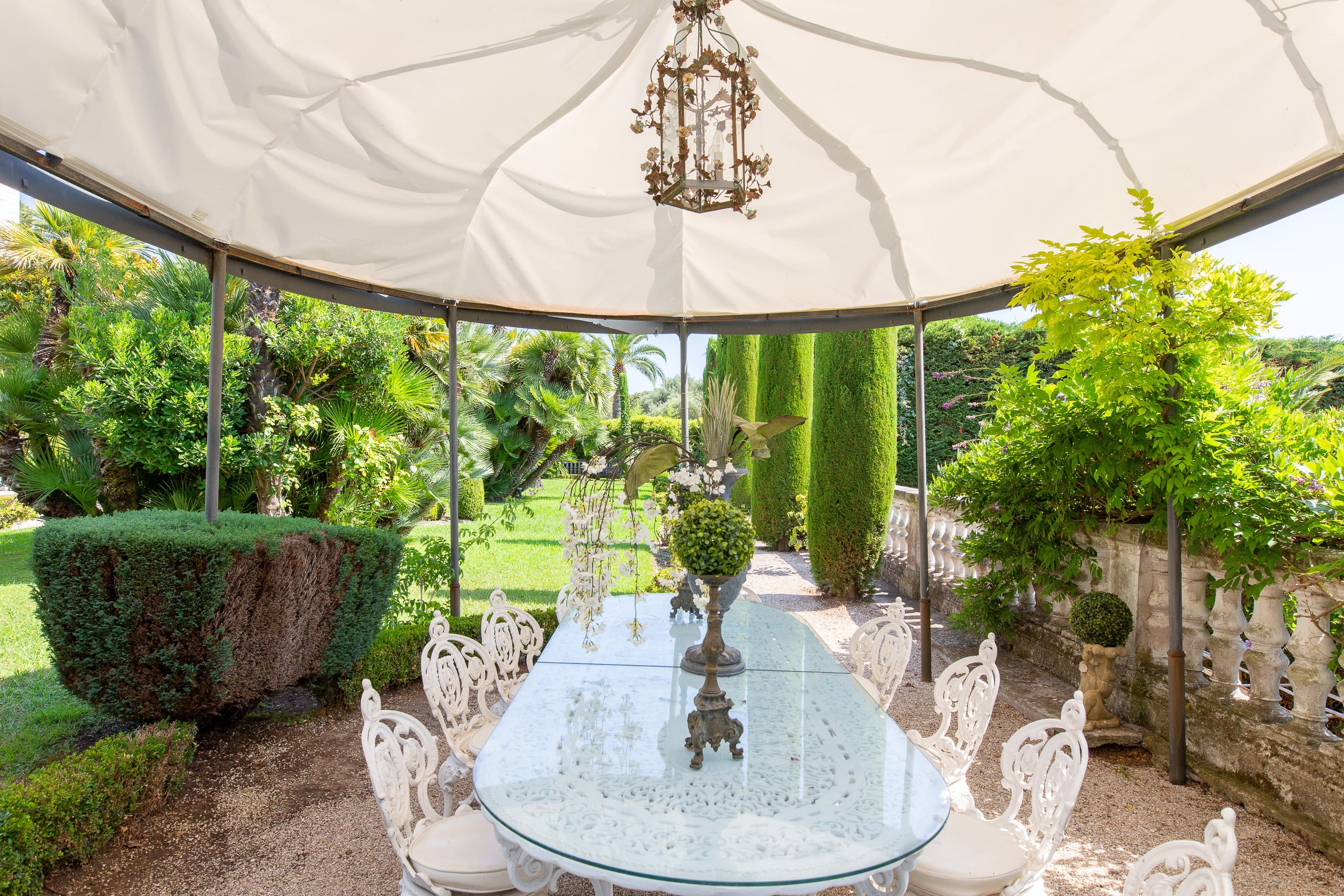 Garden dining beneath the pergola